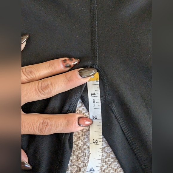 🎀 $5 Women's Adidas Black Capri Leggings - Picture 6 of 10